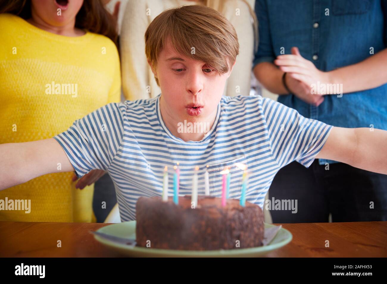 Junge Abstiegsyndrom Mann feiert Geburtstag zu Hause mit Kuchen Stockfoto