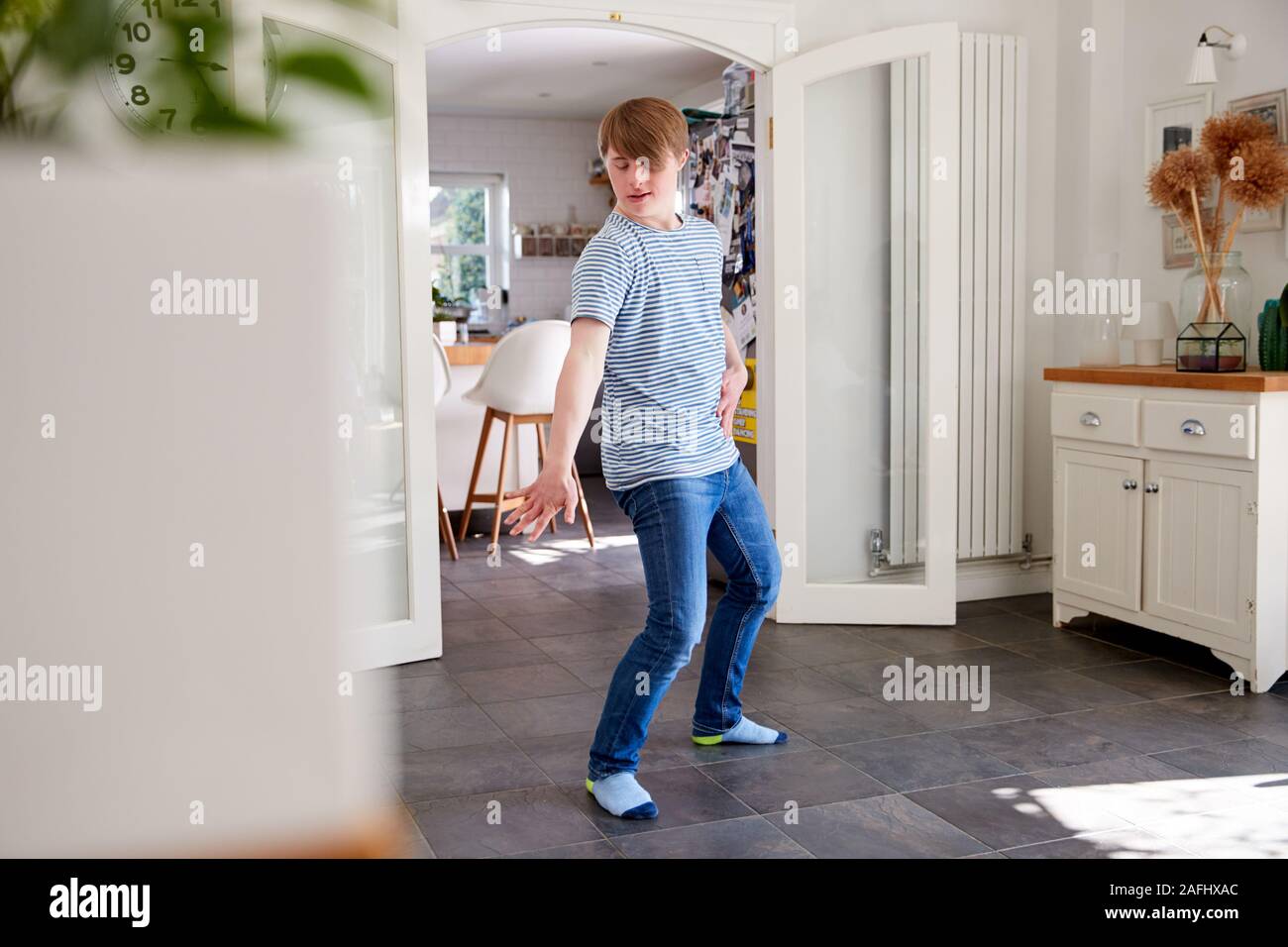 Junge Abstiegsyndrom Mann Spaß tanzen zu Hause Stockfoto
