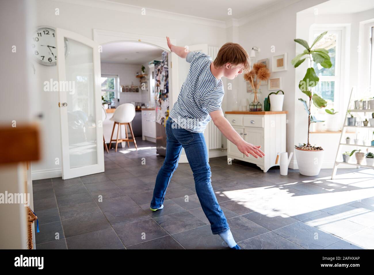 Junge Abstiegsyndrom Mann Spaß tanzen zu Hause Stockfoto