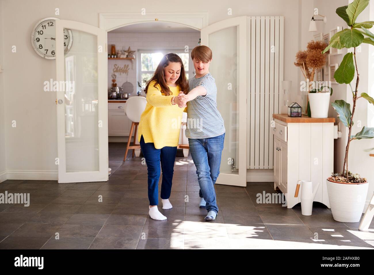 Junge Abstiegsyndrom Paar Spaß tanzen zu Hause zusammen Stockfoto