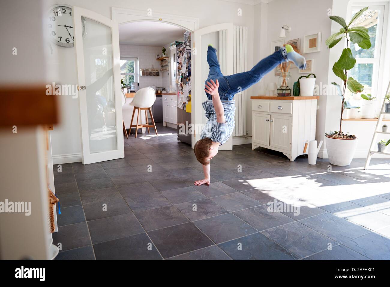 Junge Abstiegsyndrom Mann Spaß Breakdance zu Hause Stockfoto