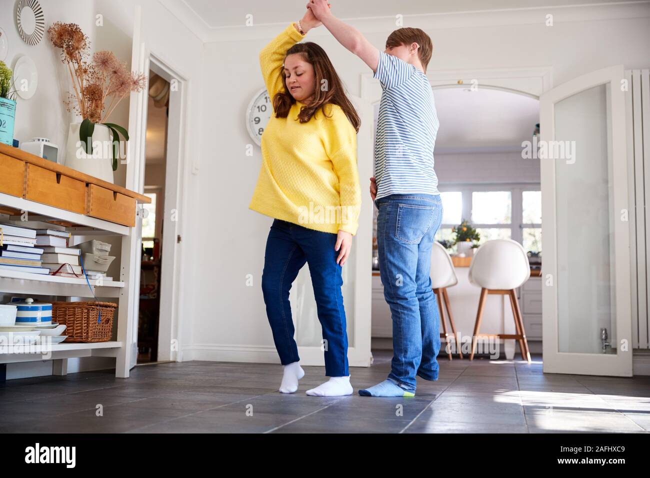 Junge Abstiegsyndrom Paar Spaß tanzen zu Hause zusammen Stockfoto