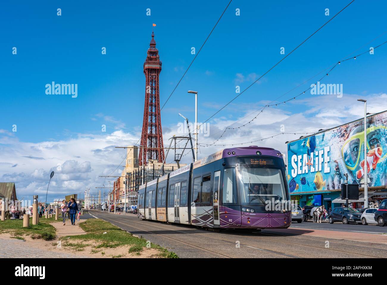 BLACKPOOL, Großbritannien - 12 August: Dies ist ein Blick auf die Straßenbahn mit der Straßenbahn Beförderung und Blackpool Tower in der Ferne am 12. August 2019 in Bl Stockfoto