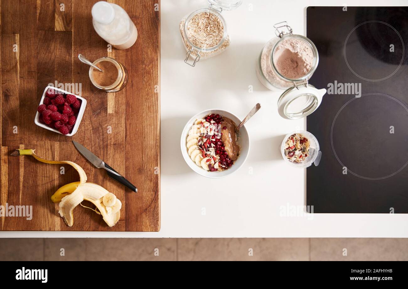 Overhead Shot der Zutaten für ein gesundes Frühstück auf den Küchentisch Stockfoto