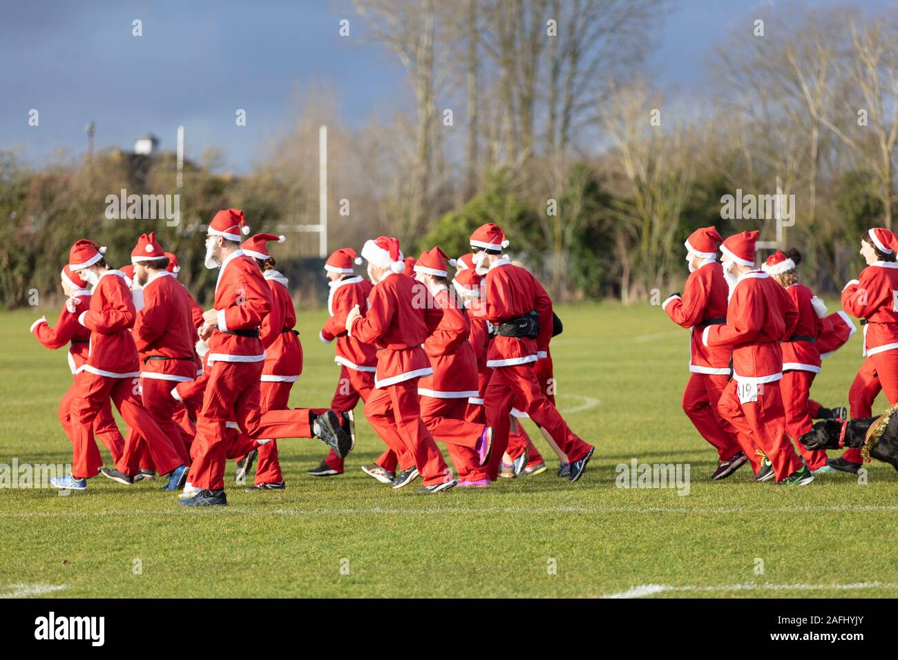Oxfordshire, UK - 14. Dezember 2019: Verkleidet als Weihnachtsmann nehmen Sie Teil an den jährlichen santa Fun Run. Stockfoto