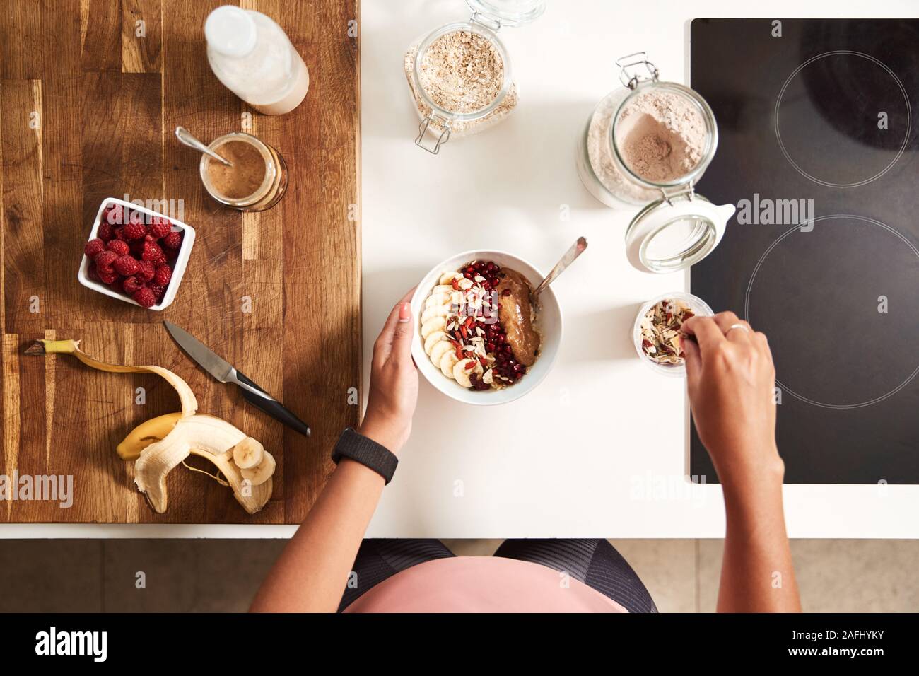 Overhead Shot von Frau Vorbereitung gesundes Frühstück zu Hause nach dem Training Stockfoto