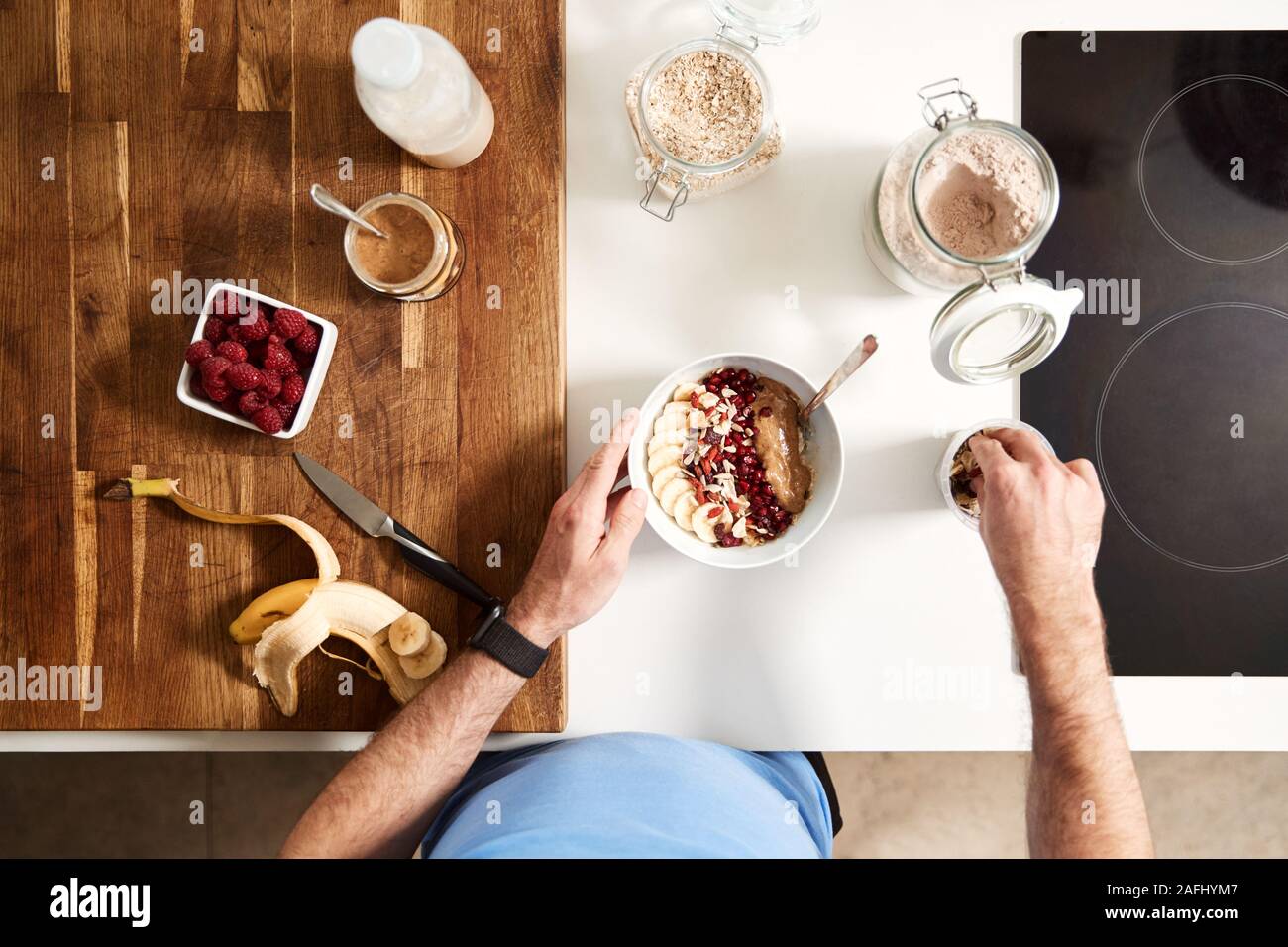 Overhead Shot des Menschen Vorbereitung gesundes Frühstück zu Hause nach dem Training Stockfoto