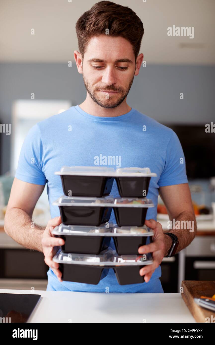 Mann Vorbereitung Charge von gesunden Mahlzeiten zu Hause in der Küche Stockfoto