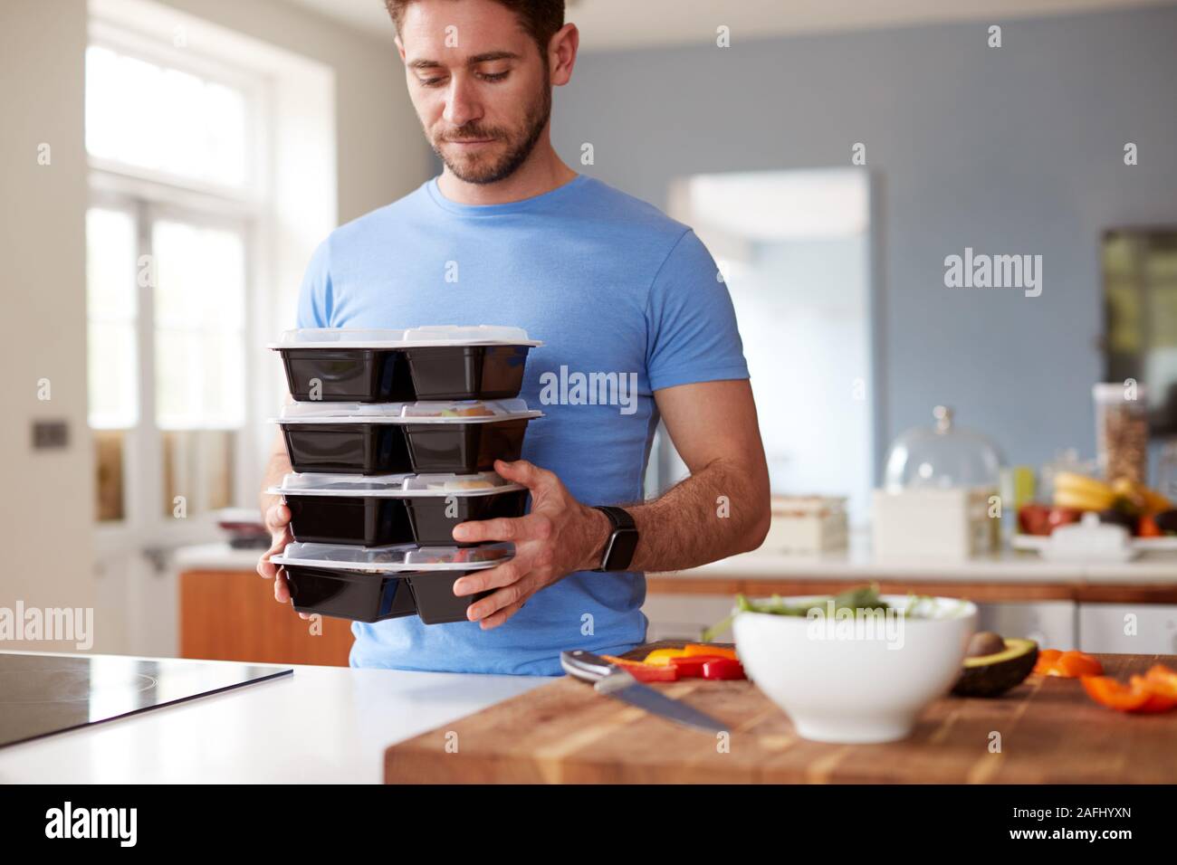 Mann Vorbereitung Charge von gesunden Mahlzeiten zu Hause in der Küche Stockfoto