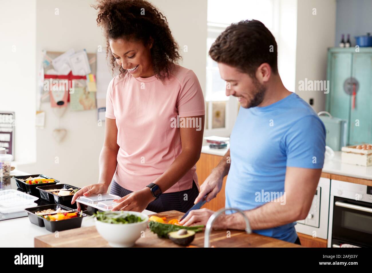 Paar Vorbereitung Charge von gesunden Mahlzeiten zu Hause in der Küche zusammen Stockfoto