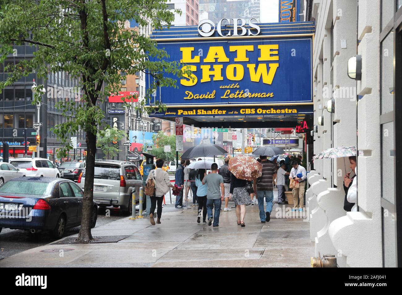NEW YORK, USA - 10. JUNI 2013: Menschen laufen durch die Theater am Broadway in New York Ed Sullivan Theater ist der Ort der live CBS zeigt wie Late Show mit David lassen Stockfoto