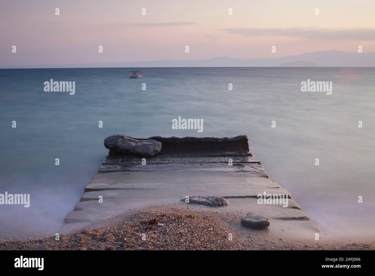 Stein Struktur, der am Ufer des Meeres, Langzeitbelichtung, Pefkochori, Griechenland Stockfoto