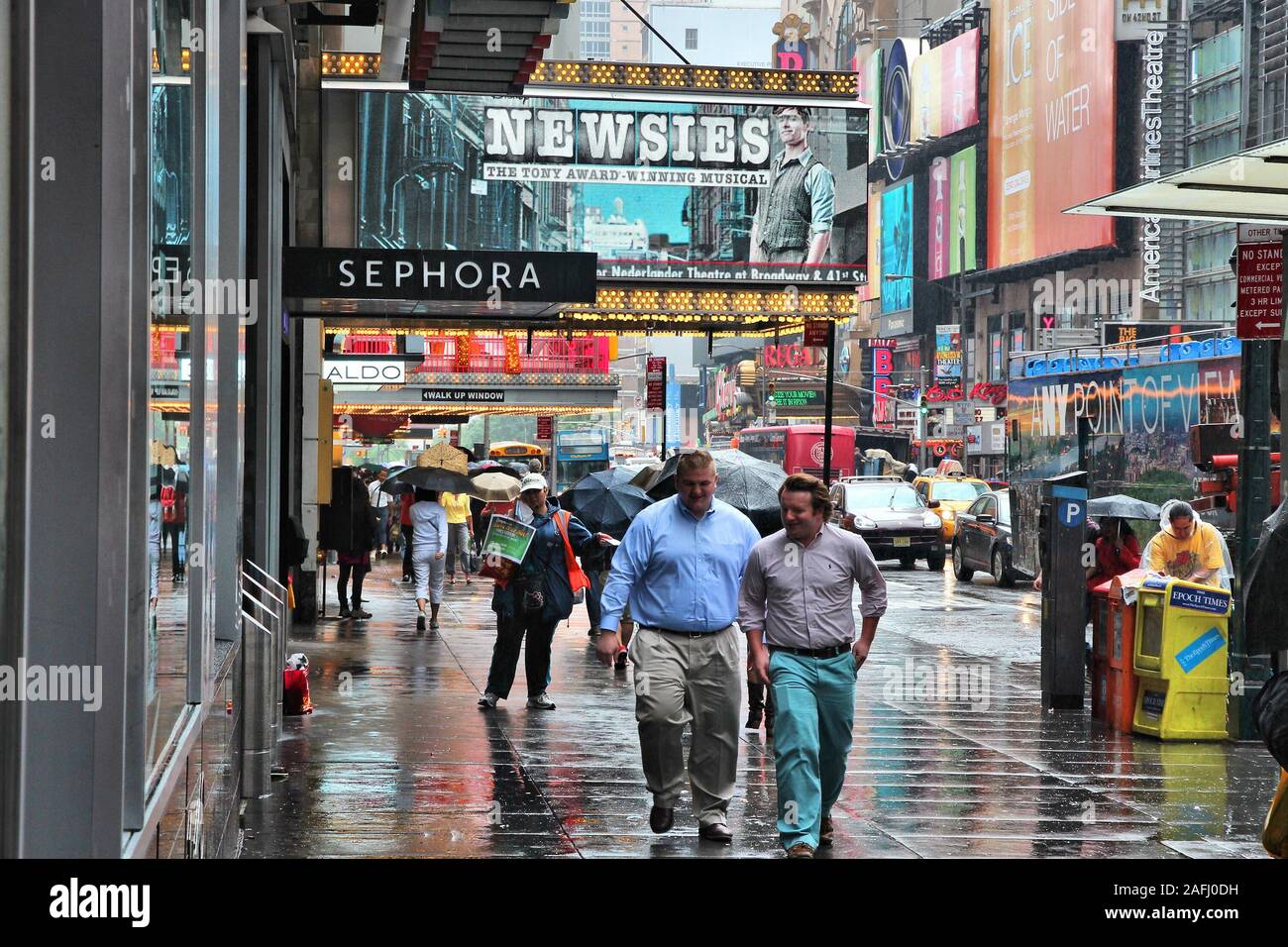 NEW YORK, USA - 10. JUNI 2013: die Menschen entlang der West 42nd Street in New York. Fast 19 Millionen Menschen leben in New York City metropolitan area. Stockfoto