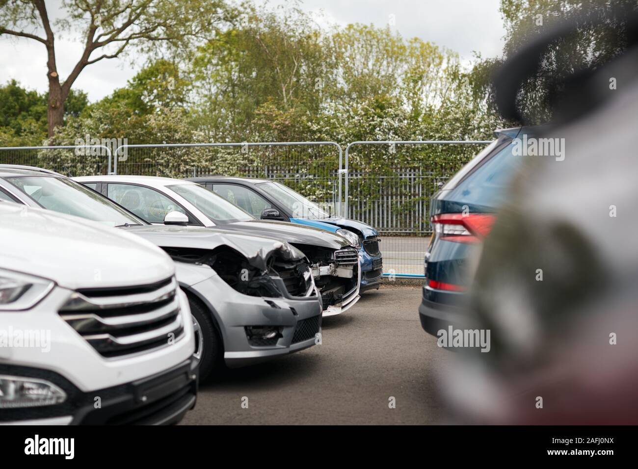 Autos beschädigt In Kraftfahrzeugunfällen geparkt in der Garage Werkstatt Stockfoto