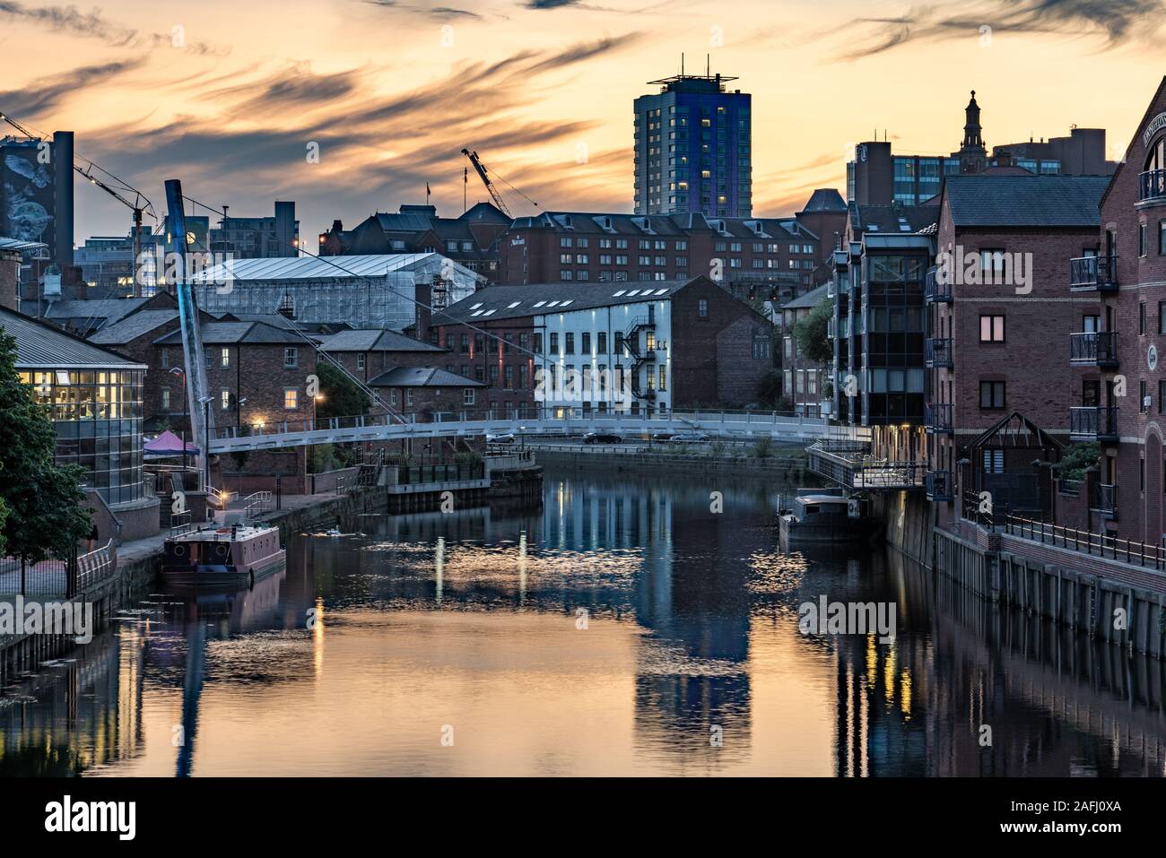 LEEDS, Großbritannien - 13 August: Blick von Riverside City Gebäude und Architektur entlang des Flusses Aire nach Sonnenuntergang am 13. August 2019 in Leeds Stockfoto