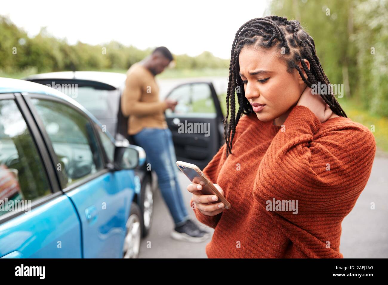 Weibliche Autofahrer bei Autounfall, Versicherung oder Recovery Service beteiligt Stockfoto