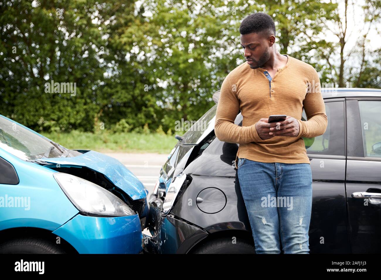 Männliche Autofahrer bei Autounfall, Versicherung oder Recovery Service beteiligt Stockfoto