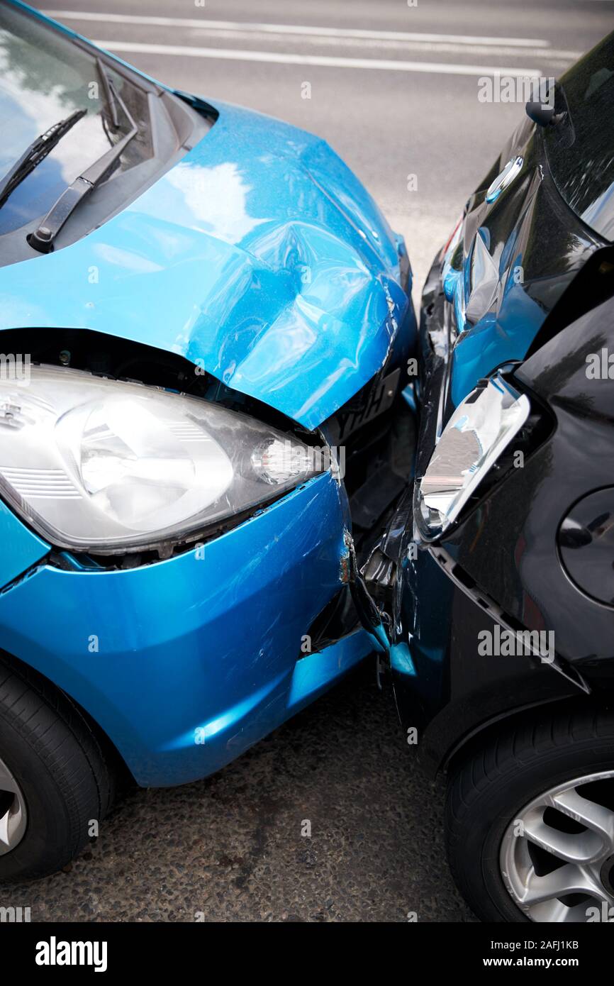In der Nähe von zwei Autos beschädigt In Verkehrsunfall Stockfoto