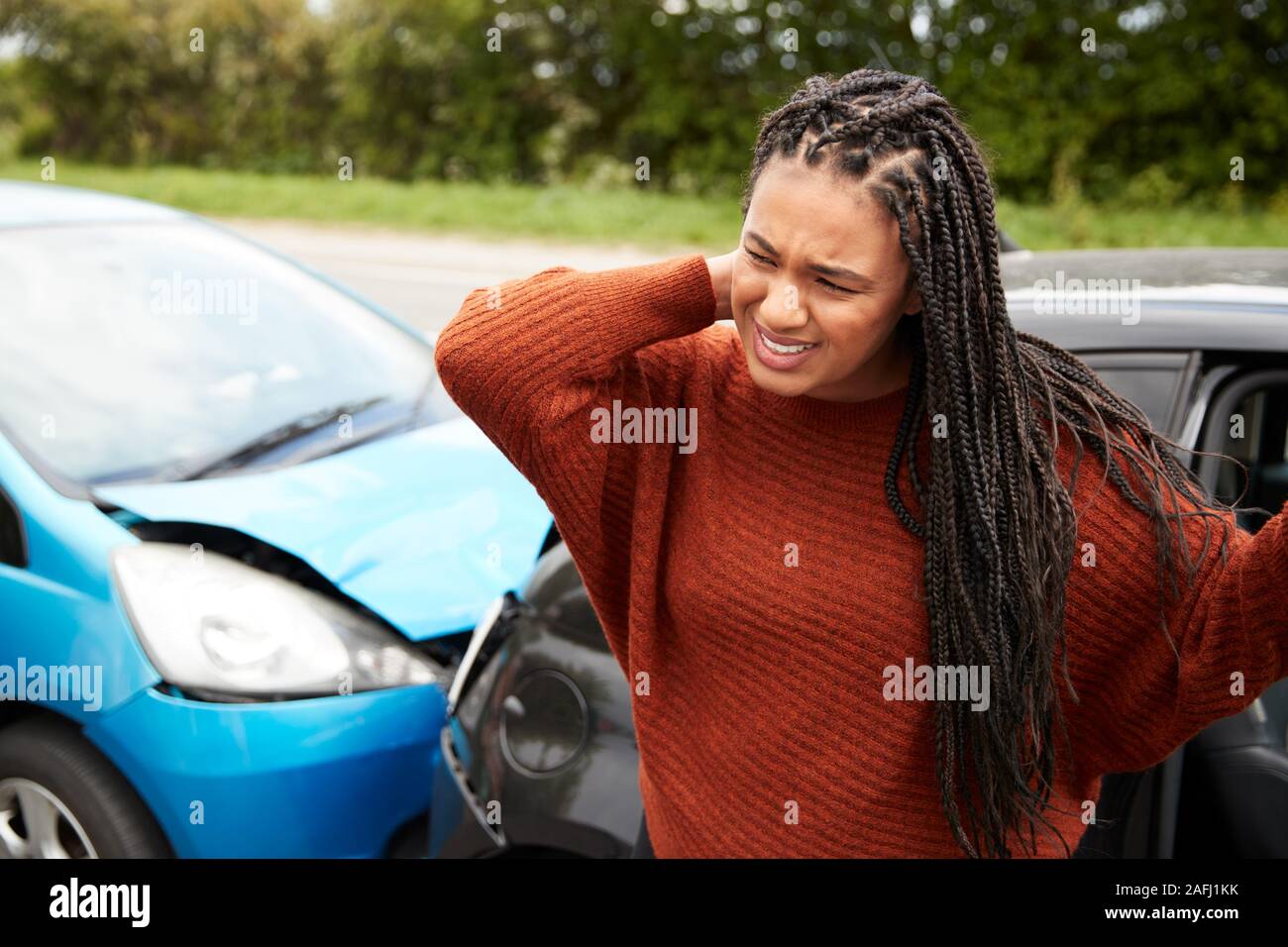 Weibliche Kraftfahrer mit Schleudertrauma In Car Crash aus dem Fahrzeug Stockfoto