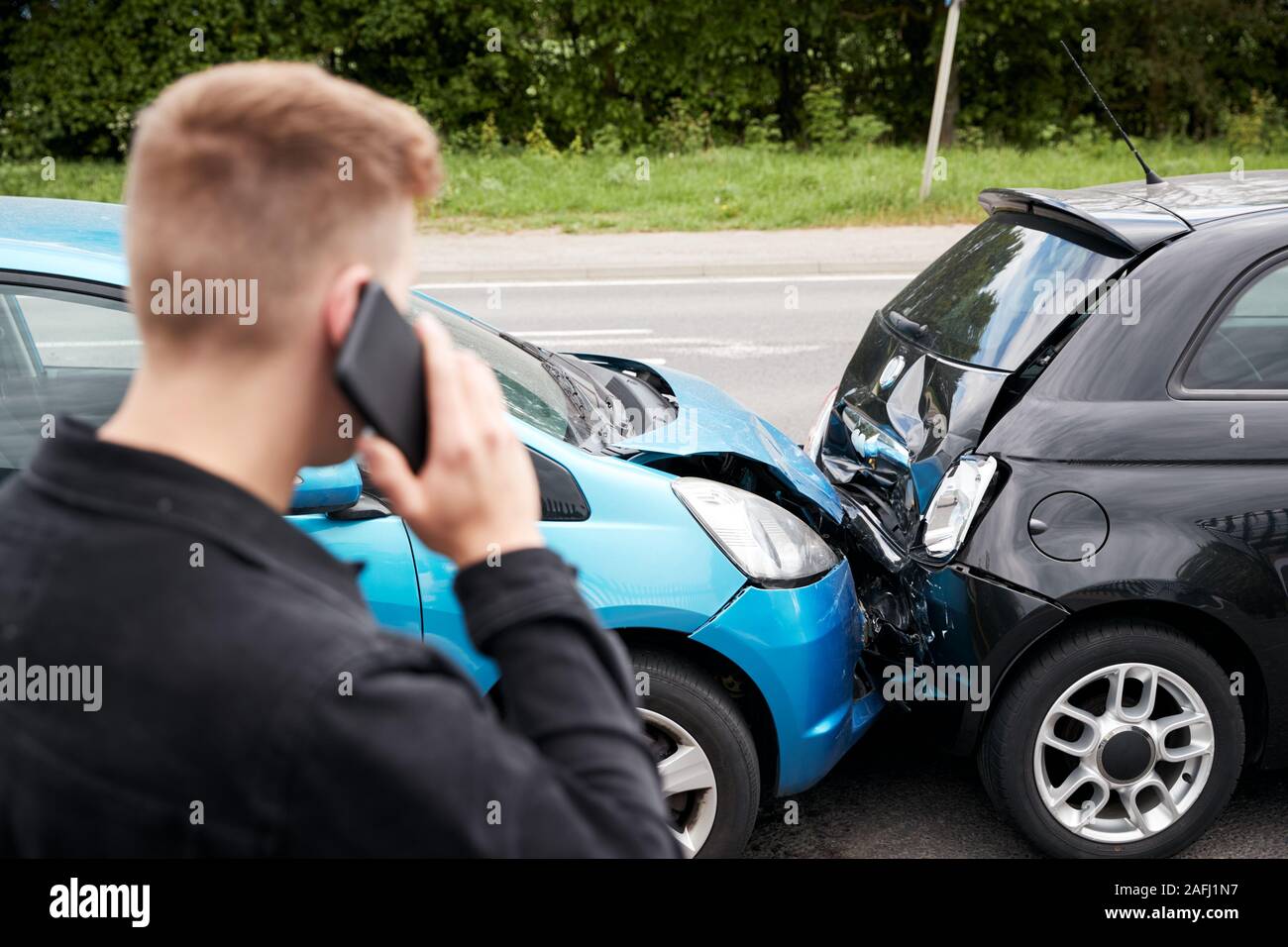 Junge männliche Autofahrer bei Autounfall, Versicherung oder Recovery Service beteiligt Stockfoto