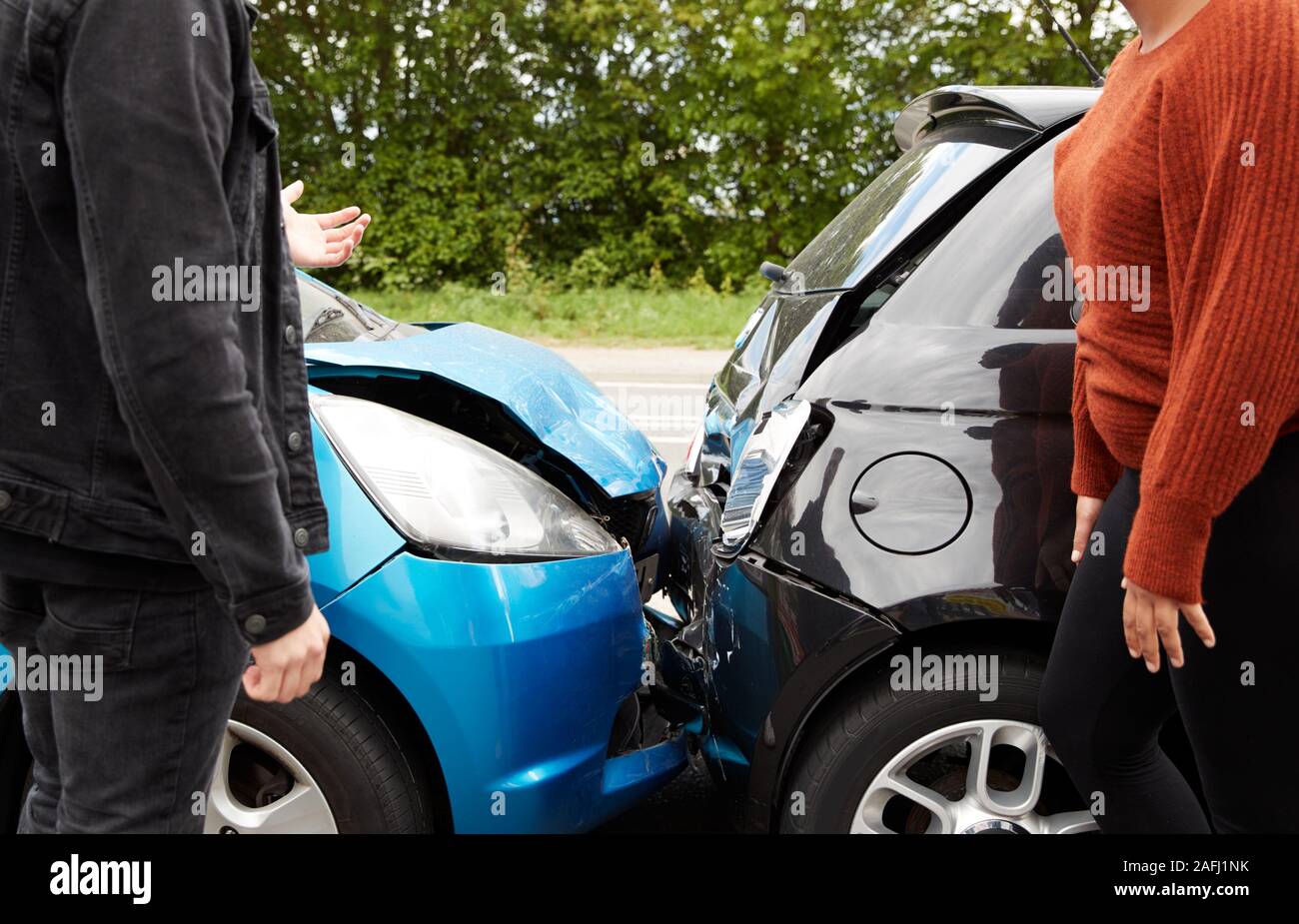 Zwei verärgerte Autofahrer Argumentieren über Verantwortung für Autounfall Stockfoto