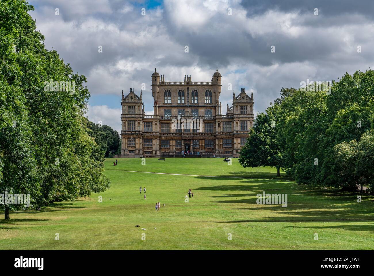 NOTTINGHAM, Großbritannien - 15 August: Blick von th Wollaton Hall Gardens und Deer Park, ein berühmter Reiseziel am 15. August 2019 in Nottingham. Stockfoto
