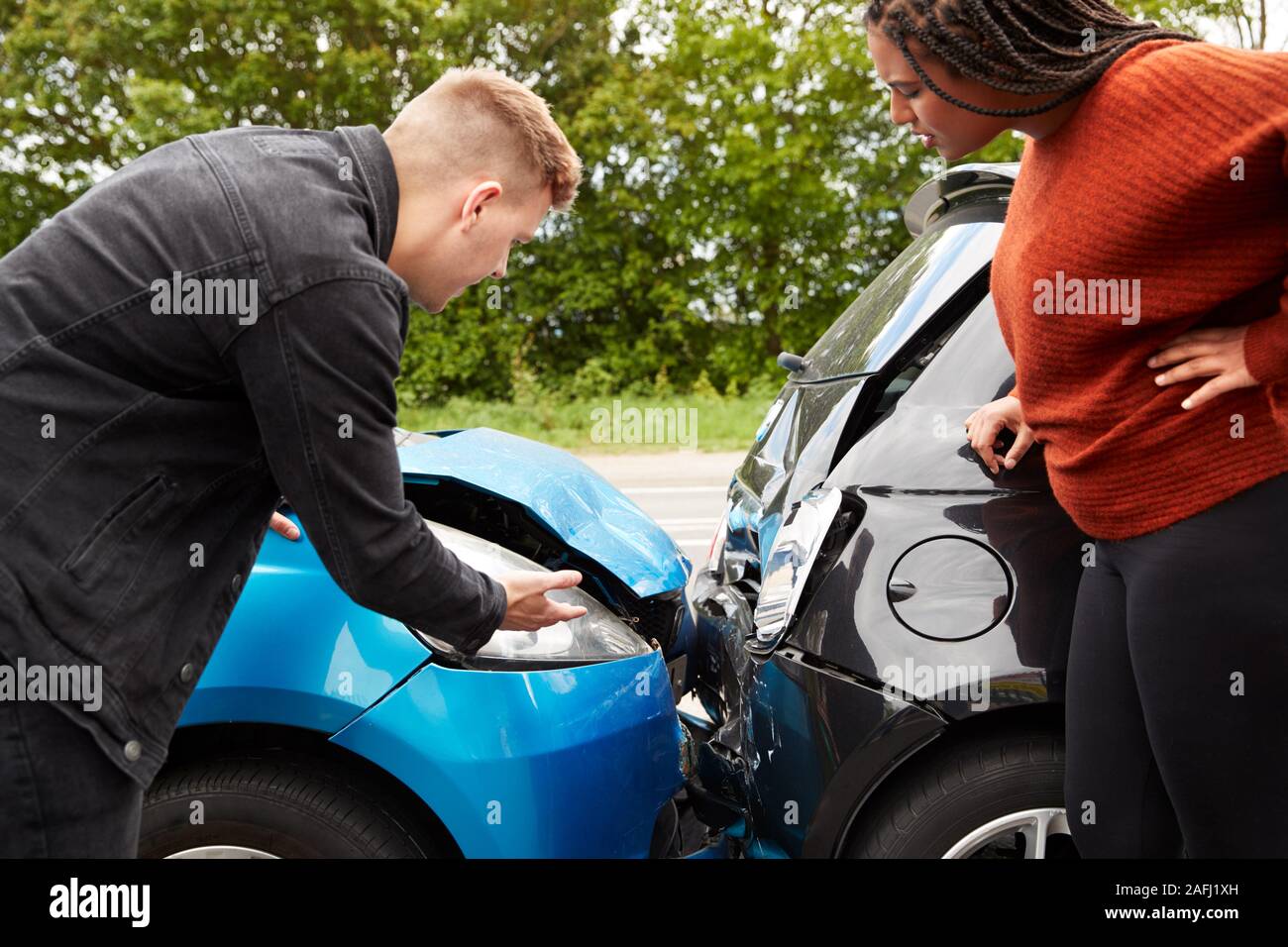 Zwei verärgerte Autofahrer Argumentieren über Verantwortung für Autounfall Stockfoto