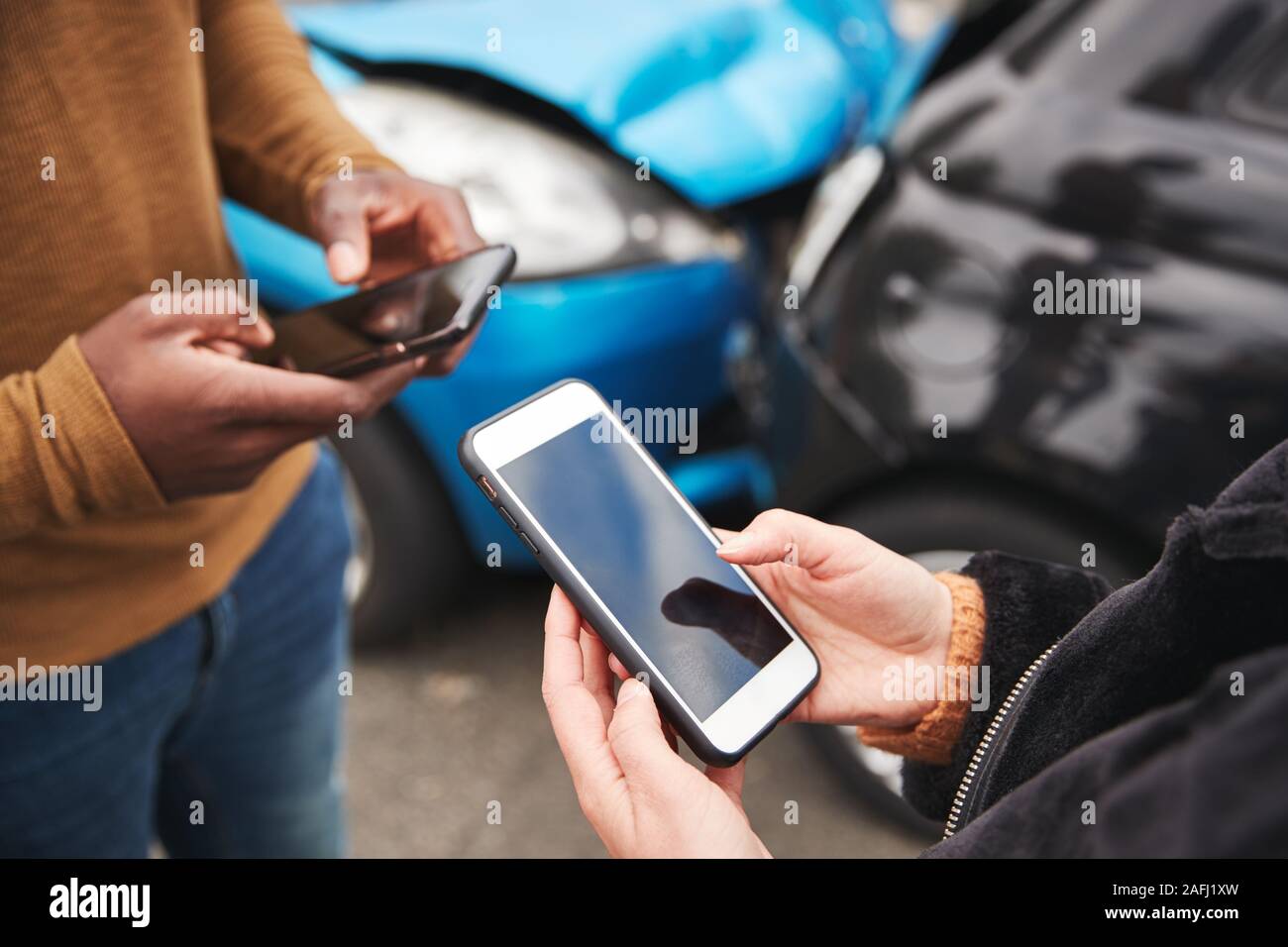 In der Nähe von Zwei Autofahrer Swapping Versicherung Details zu Handy nach Autounfall Stockfoto