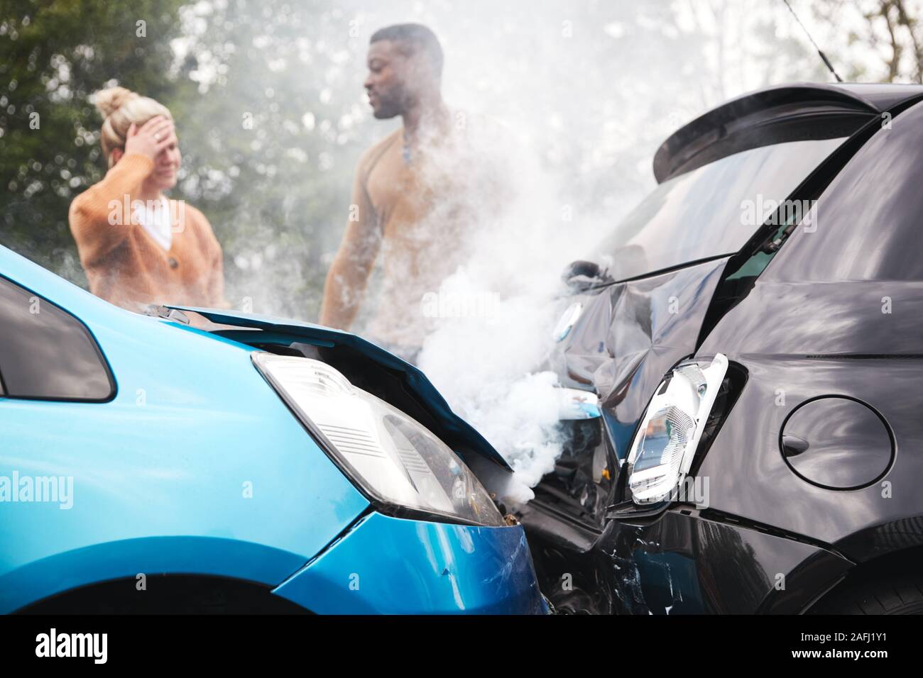 Zwei verärgerte Autofahrer Argumentieren über Verantwortung für Autounfall Stockfoto