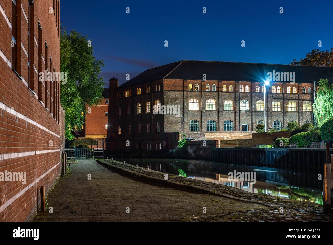 NOTTINGHAM, Großbritannien - 15 August: Dies ist ein abendlicher Blick industriellen Stil alte Gebäude am Flussufer am 15. August 2019 in Nottingham. Stockfoto