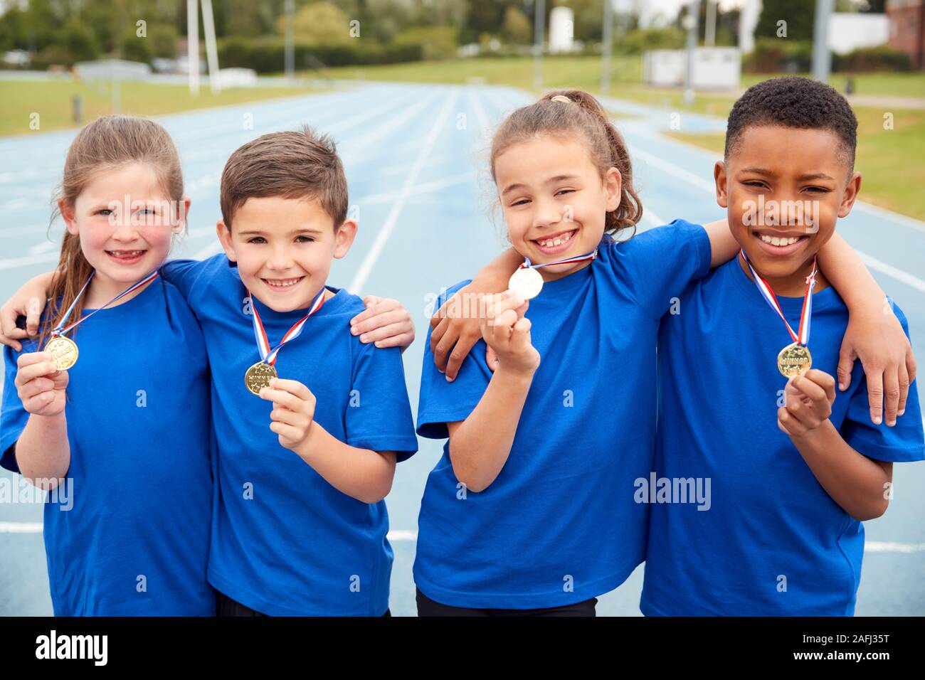 Portrait von Kindern zeigen, ein Sieger Medaillen auf Sport Tag Stockfoto