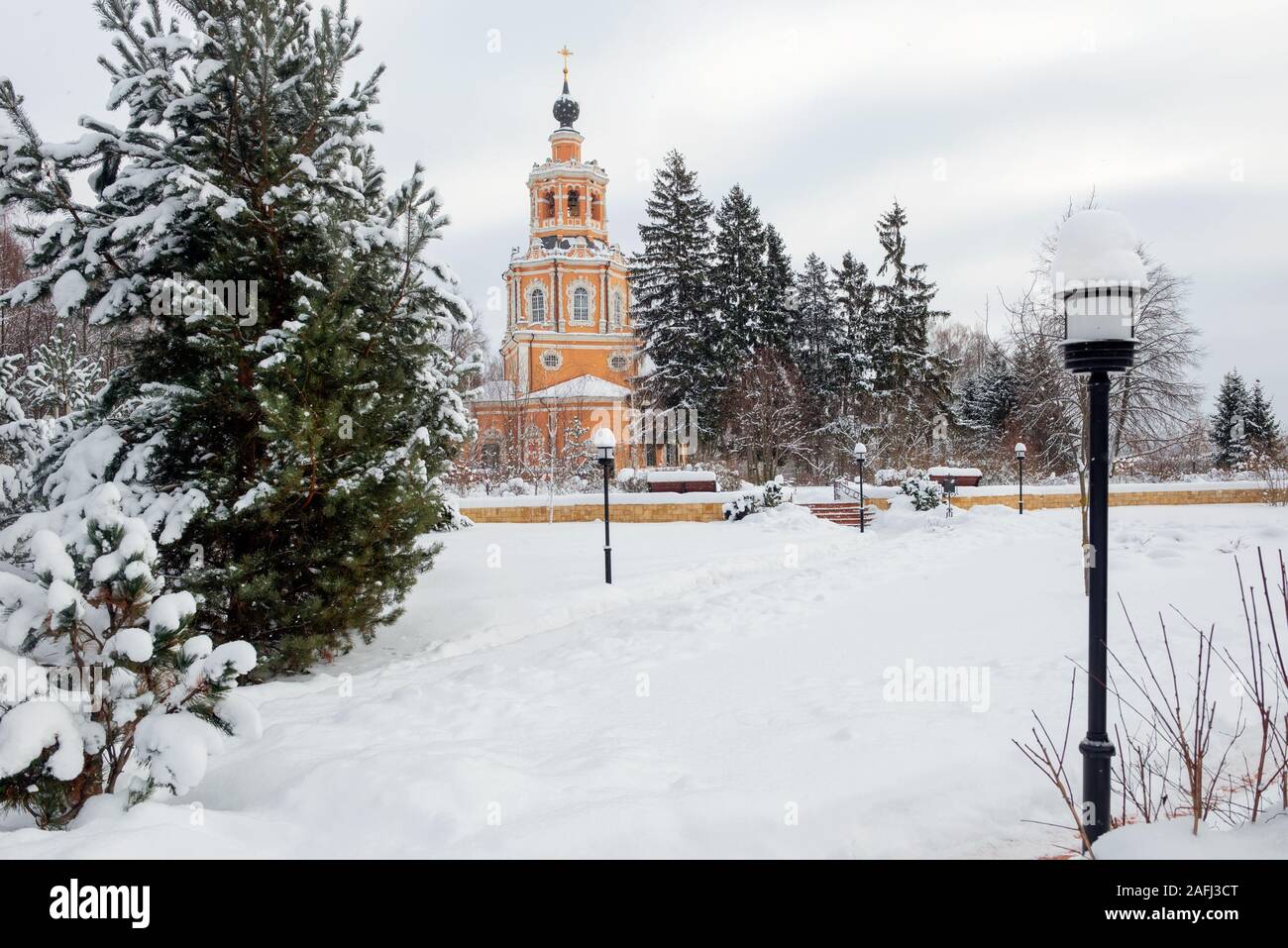 Winter Blick auf die Kirche des Erlösers der Gnadenbild in der Ortschaft Ubory. Region Moskau, Odintsovo Stadtteil, Russland. Stockfoto