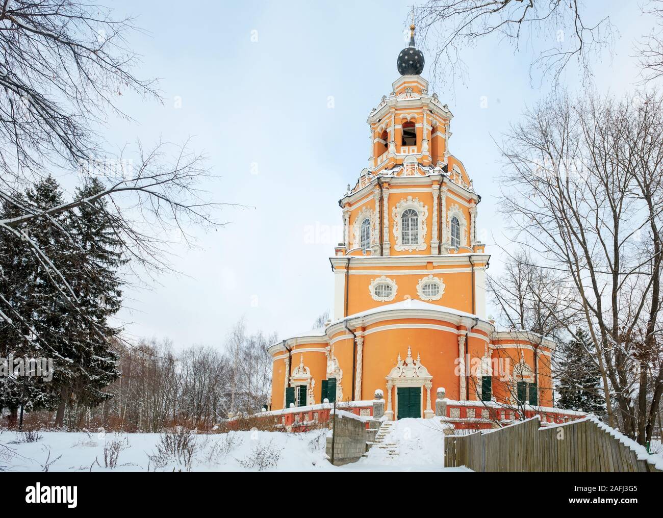 Winter Blick auf die Kirche des Erlösers der Gnadenbild in der Ortschaft Ubory. Region Moskau, Odintsovo Stadtteil, Russland. Stockfoto