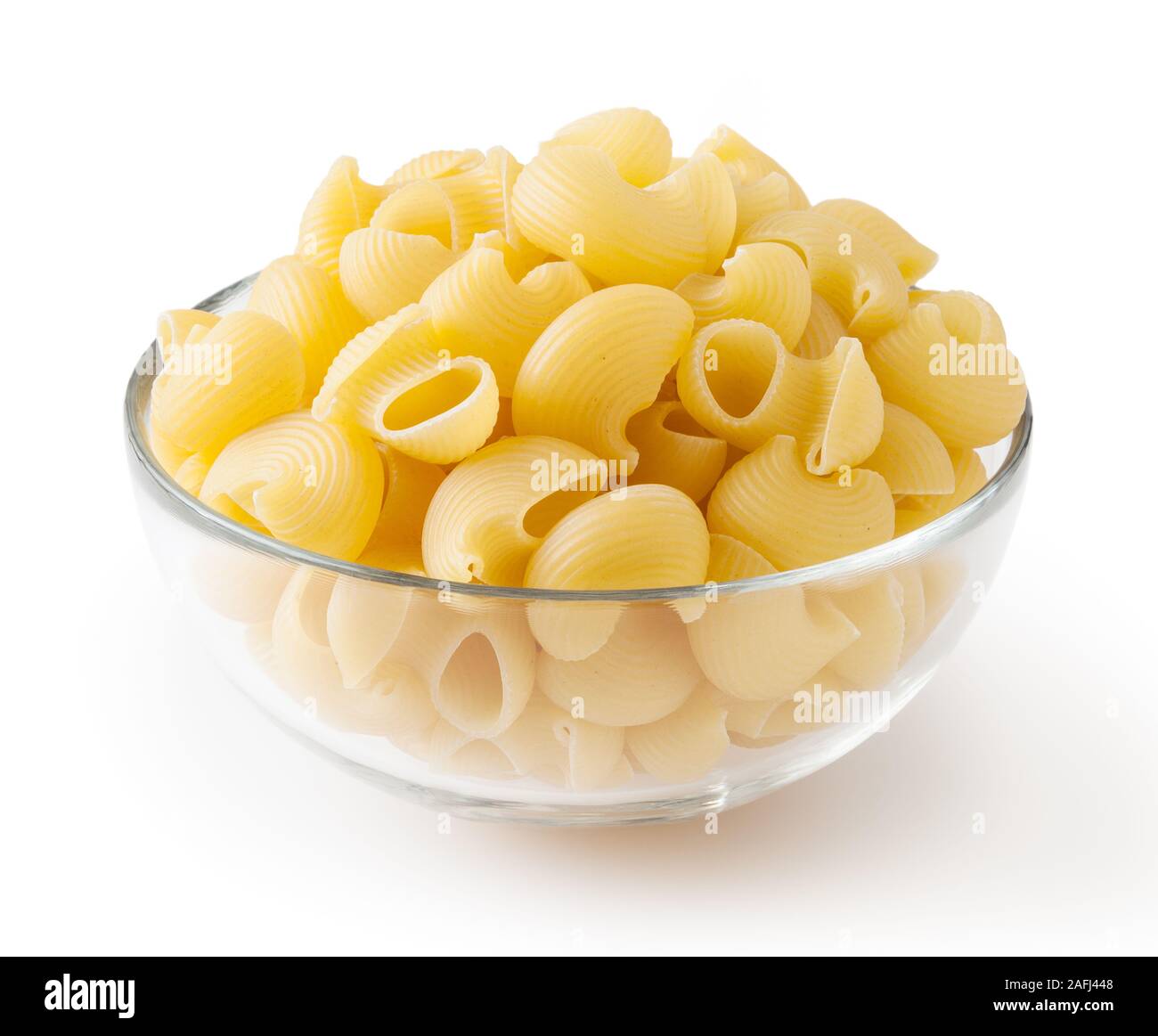 Ungekocht Pipe Rigate Pasta in Glasschale auf weißem Hintergrund mit Freistellungspfad isoliert Stockfoto