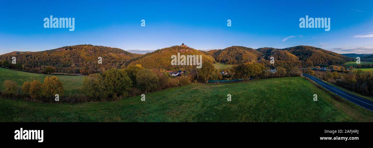 Panoramablick auf die Burg Nideggen in der Eifel, Deutschland. Drone Fotografie. Stockfoto