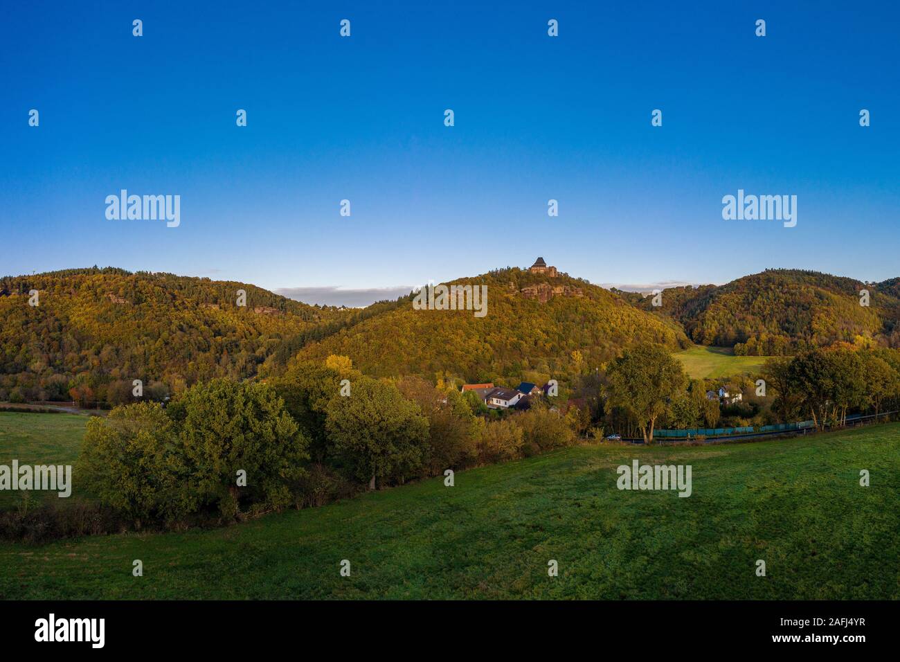 Panoramablick auf die Burg Nideggen in der Eifel, Deutschland. Drone Fotografie. Stockfoto