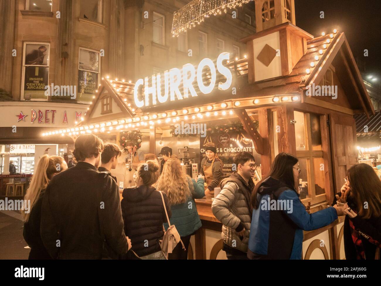 Churros Essen in Newcastle Weihnachtsmarkt abgewürgt. Newcastle upon Tyne.DE Stockfoto