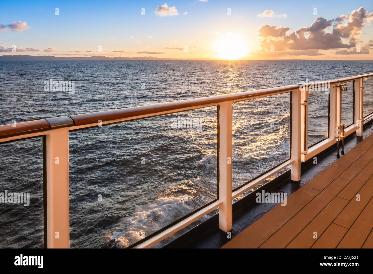 Cruise Ship Deck bei Sonnenuntergang. See- und Travel Concept. Stockfoto