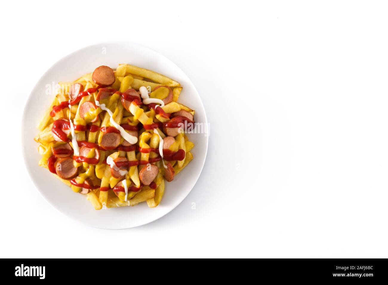 Typische Lateinamerika Salchipapa. Würstchen mit Pommes, Ketchup, Senf, Mayo auf weißem Hintergrund. Ansicht von oben. Platz kopieren Stockfoto