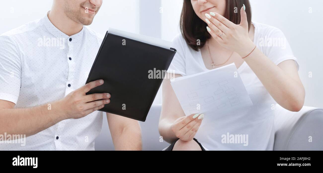 Kollegen diskutieren neue geschäftliche Dokumente in der Lobby Stockfoto