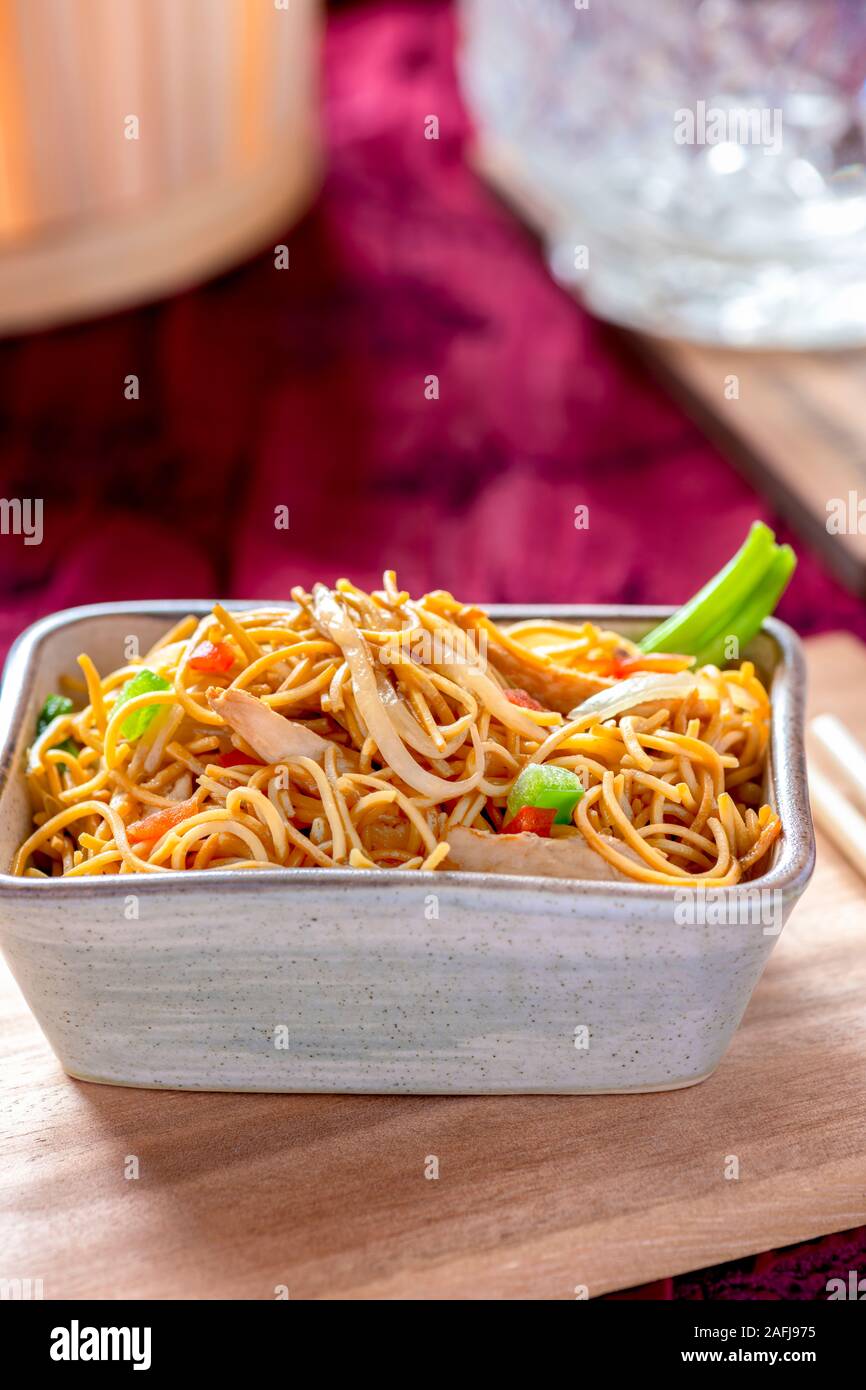 Heathy Huhn - Chow - mein Rezept mit Gemüse nehmen Sie in einem Restaurant mit Kopie Raum im Hintergrund ideal für Text über legen Schuß Stockfoto