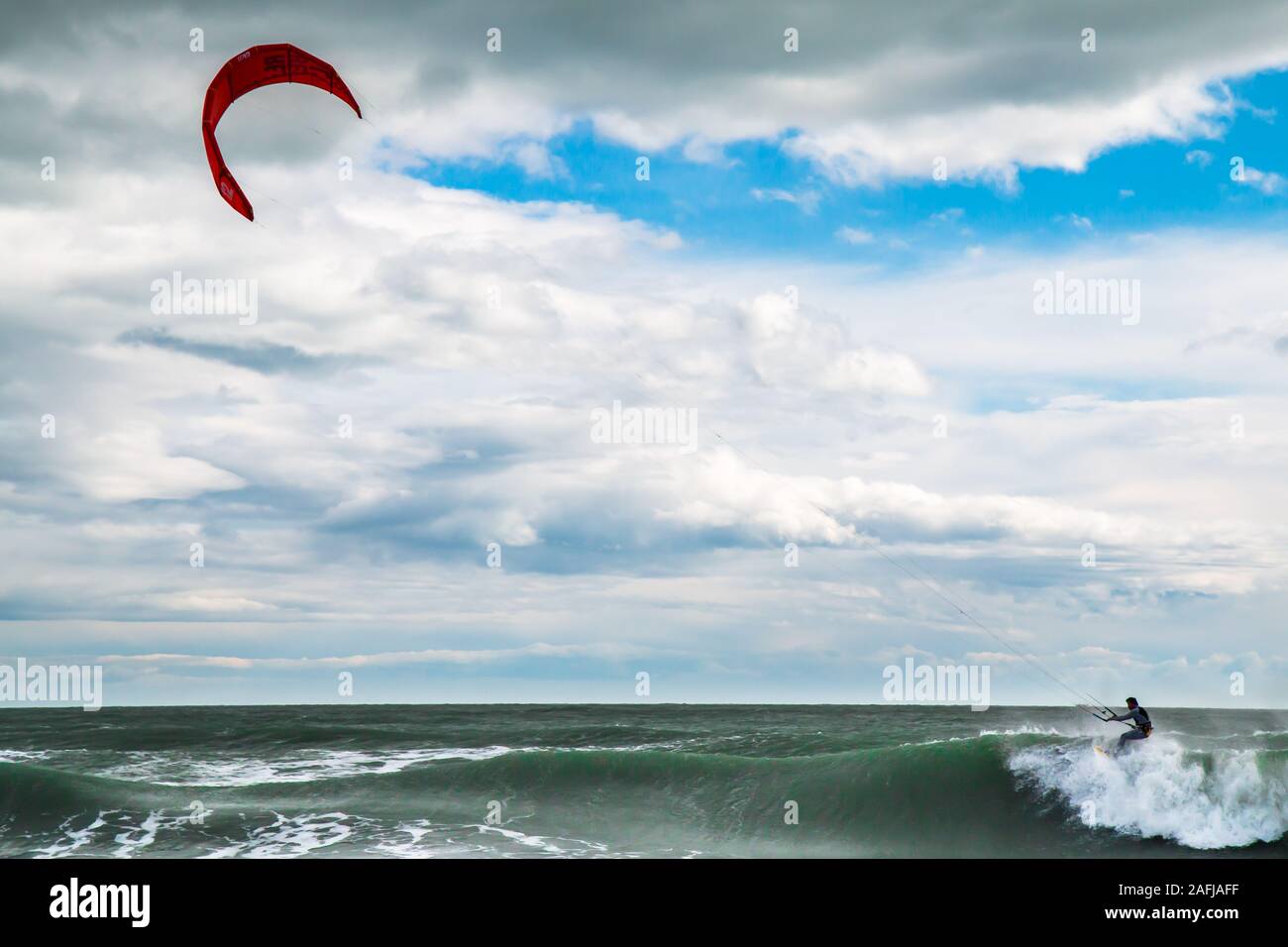 Kite Surfen auf einer Welle Stockfoto