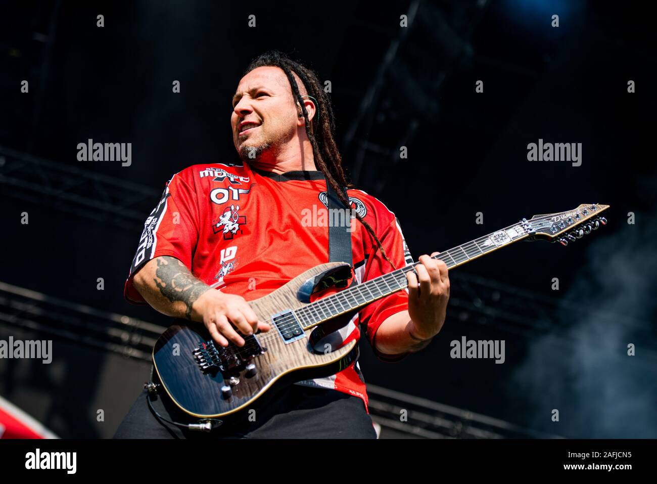 München, Deutschland - 31. Mai: Zoltan Bathory, Gitarrist der Amerikanischen metal band Five Finger Death Punch (5 FDP) live am Rockavaria Festival am 31. Mai 2015 in München, Deutschland. Stockfoto