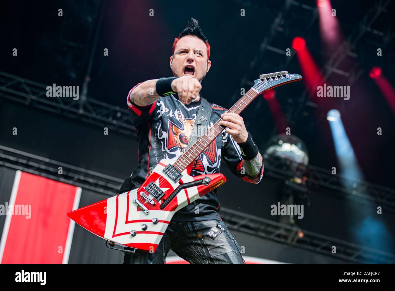 München, Deutschland - 31. Mai: Jason Hook, Gitarrist od der Amerikanischen metal band Five Finger Death Punch (5 FDP) live im Rockavaria Festival am 31. Mai in München, Deutschland, 2015. Stockfoto