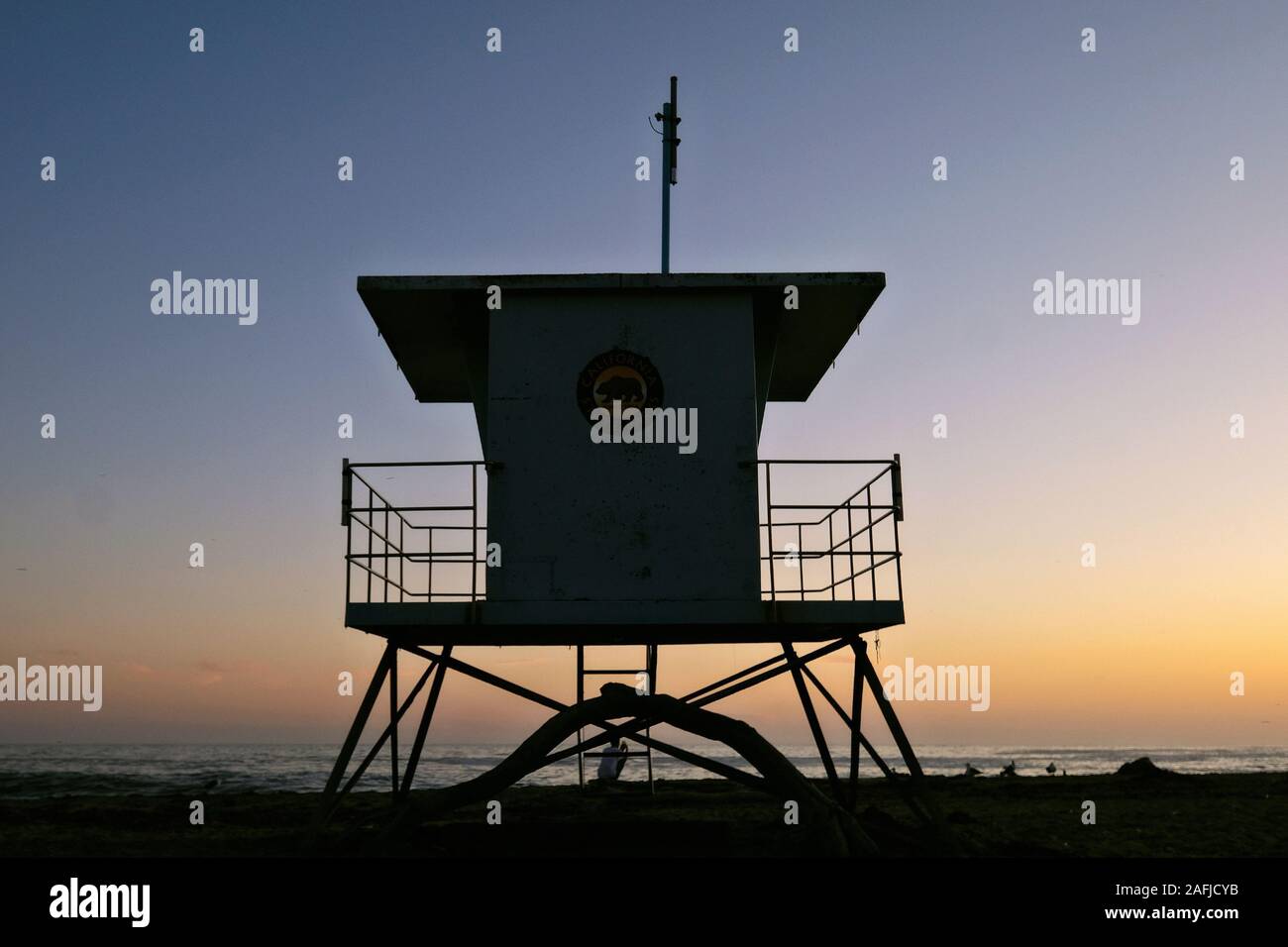 Sonnenuntergang im Natural Bridges State Beach mit Bademeister Turm, Santa Cruz, Kalifornien, USA Stockfoto
