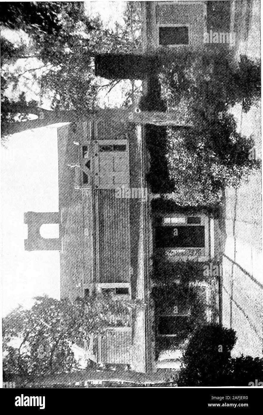 . Das Land Home. ct einige der einheimischen Sträuchern, die ihre Straße und ihre fenceline verschönern wird. Einer seiner Billig homesteadwith Tartarian honeysuckles, Berberitze Büsche verherrlichen, andhigh - Bush Cranberry. Diese bilden eine Triole ofbeauty durch den größeren Teil des Jahres. Ich habe festgestellt, dass in den ärmeren Schichten von countryresidents vernarrt sind der dahlie. Sie Sym-Metrie, und die Lektion ist ein gutes orderand Sorgfalt über den Haushalt und die viel zu unterrichten. Diese können in der Nähe der Küche Tür angebaut werden, und unschädlich zu machen ein Ort, der andere wäre - klug Waschbecken - Bohrung für Stockfoto