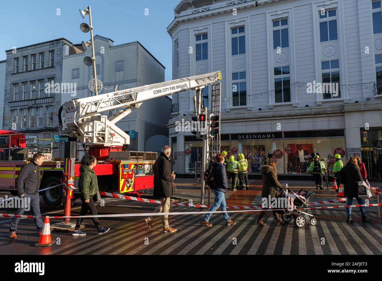 Cork, Irland. 16 Dez, 2019. Klumpen des konkreten Falls von Gebäude auf St. Patrick's Street, Cork City. Kurz nach 1 Uhr heute ein Stück Beton von oben Debenhams auf den St. Patricks Street zurück. Der Brocken aus dem Überhang an der Oberseite der Gebäude beschädigt und fiel zu Boden. Es wird geglaubt, dass niemand während der verletzt wurde. Die Stadt Cork Feuer Brücke und eine Gardai Shiochana abgeschlossenen Teil der Straße und sind assesseing den Schaden nicht mehr gewährleistet ist, zu fallen. Credit: Damian Coleman/Alamy leben Nachrichten Stockfoto