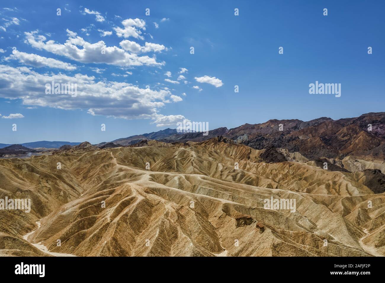 Einen kurzen Spaziergang auf einem gepflasterten Hügel ist Alles, was dafür benötigt wird, dieses fantastische Vantage Zabriskie Point zu nehmen. Death Valley National Park, USA Stockfoto