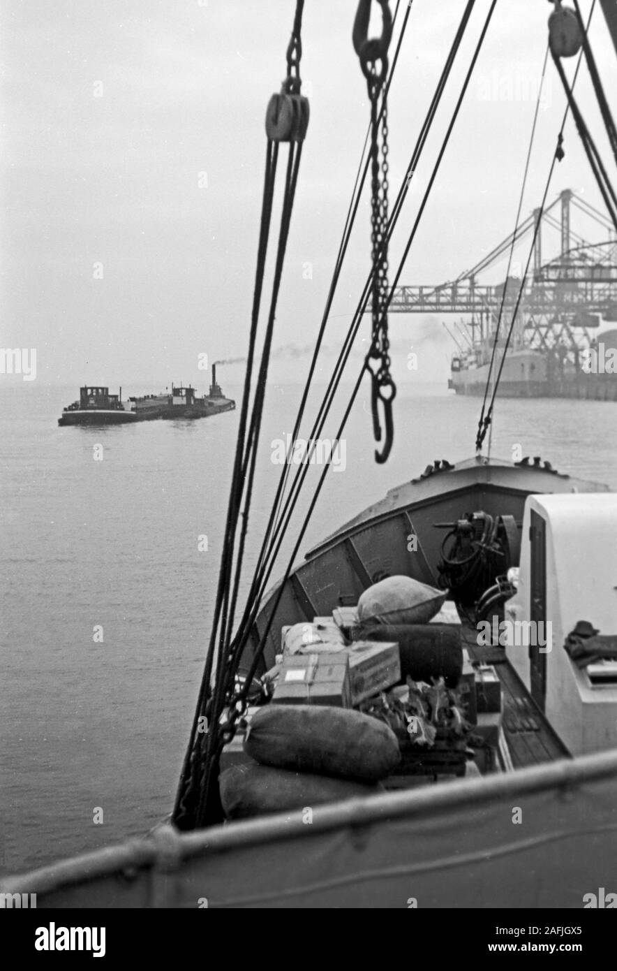 Schiff im Hafen von Emden, Niedersachsen, Deutschland, 1950. Schiff im