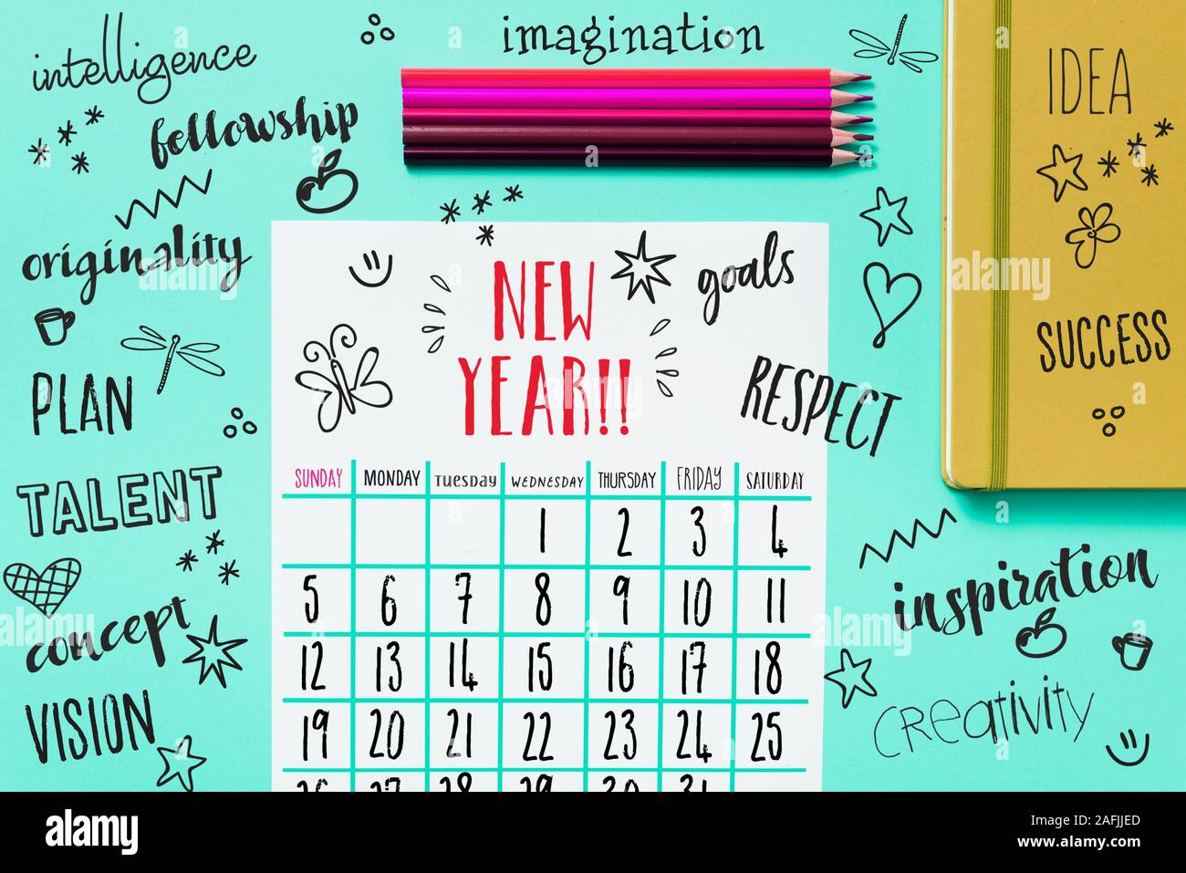 Hohen winkel Blick auf einen kalender Januar auf einem blauen Tisch, neben einigen Bleistiftzeichenstifte verschiedener Farben, ein gelber Notizblock, und einige neue Jahr resolut Stockfoto